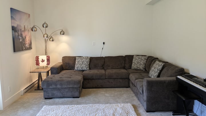 Denne sofa havde opbevaringsplads og kan laves om til en seng til op til to voksne og et barn. Der er også en ekstra madras.
