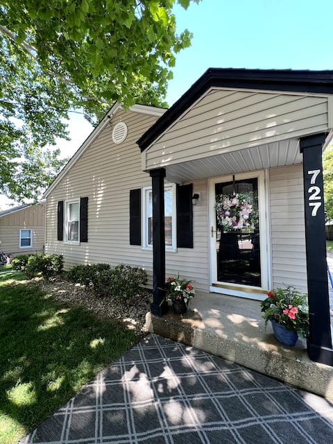 Cozy 2 Bedroom 1 Bathroom House with Parking