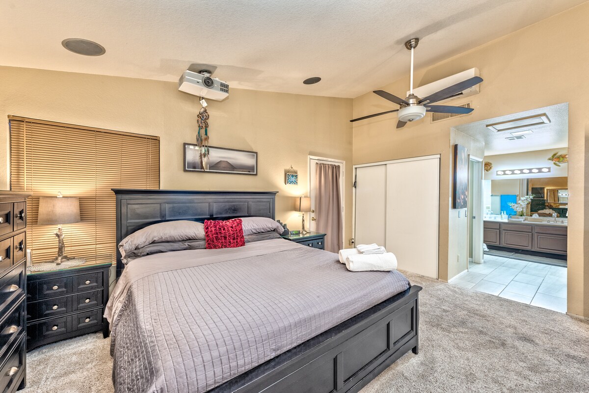 Dormitorio tamaño king con balcón con vistas al Parque Nacional Red Rock y baño privado con tina. Pantalla de proyector de 100 pulgadas con sonido envolvente. Sonos Music & Phillips Hue Lighting 16 millones de colores.