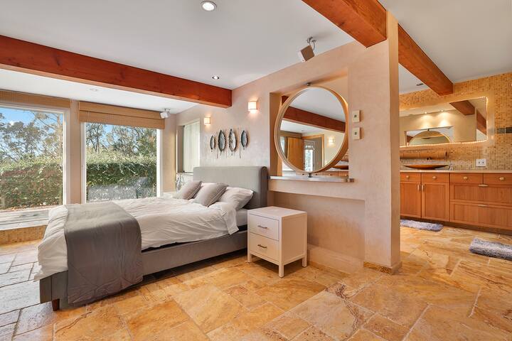 Luxurious 6 BR Entire Home, Hot tub, Views! gallery image 4