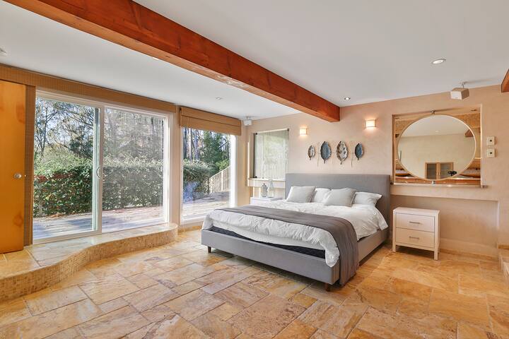 Luxurious 6 BR Entire Home, Hot tub, Views! gallery image 2