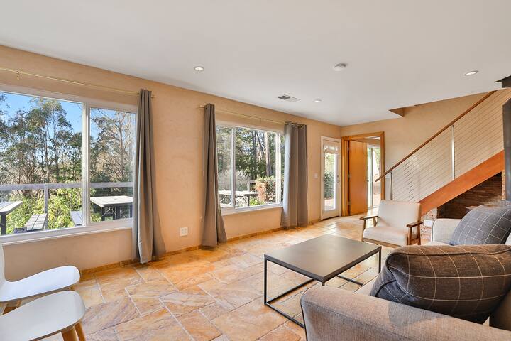 Luxurious 6 BR Entire Home, Hot tub, Views! gallery image 3