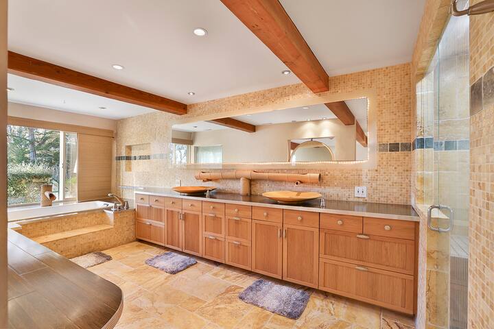 Luxurious 6 BR Entire Home, Hot tub, Views! gallery image 5