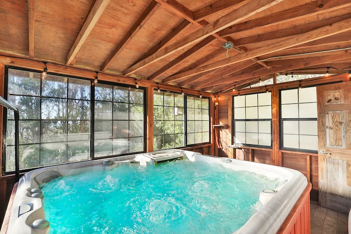 Luxurious 6 BR Entire Home, Hot tub, Views!