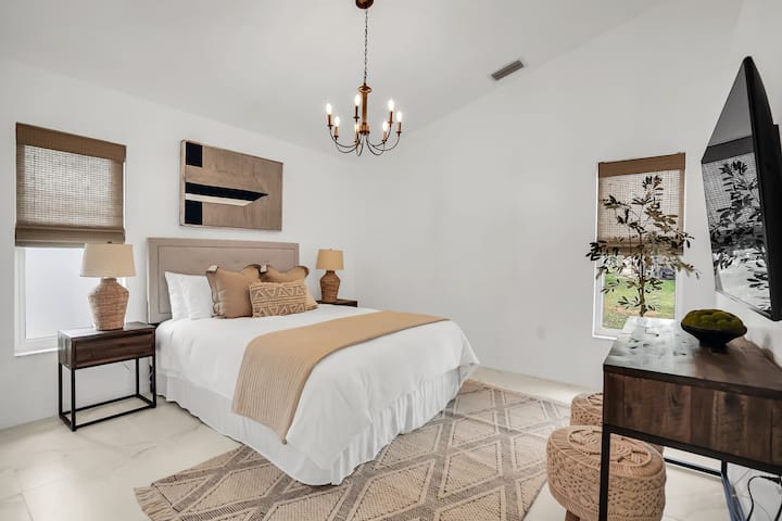 غرفة نوم بسرير بحجم كبير تتسع لنوم شخصين