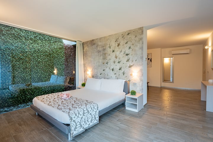 Junior suite "Carlotta" yenye mwonekano wa ziwa (kitanda kimoja cha watu wawili, kitanda kimoja cha "Kifaransa", bafu la ndani).
Junior suite "Carlotta" yenye mwonekano wa ziwa (kitanda cha watu wawili, kitanda cha Kifaransa, bafu la ndani).