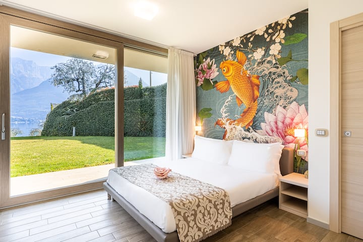 Chumba cha kulala "Vittoria" kilicho na mwonekano wa ziwa (kitanda cha watu wawili, bafu la chumbani).
Chumba "Vittoria" chenye mwonekano wa ziwa (kitanda cha watu wawili, bafu la ndani).