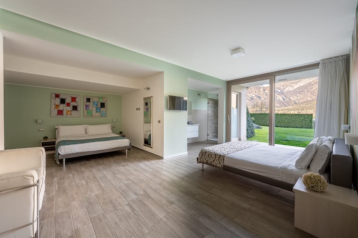 Suite "Costanza" na mtazamo wa ziwa (kitanda kimoja cha watu wawili, kitanda kimoja cha ukubwa wa mfalme, bafu la ndani).
Suite "Constanza" na mtazamo wa ziwa (kitanda cha watu wawili, kitanda cha ukubwa wa mfalme, bafu la ndani).