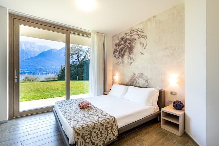 Chumba cha kulala "Beatrice" kilicho na mwonekano wa ziwa (kitanda cha watu wawili, bafu la chumbani).
Chumba "Beatrice" chenye mwonekano wa ziwa (kitanda cha watu wawili, bafu la ndani).