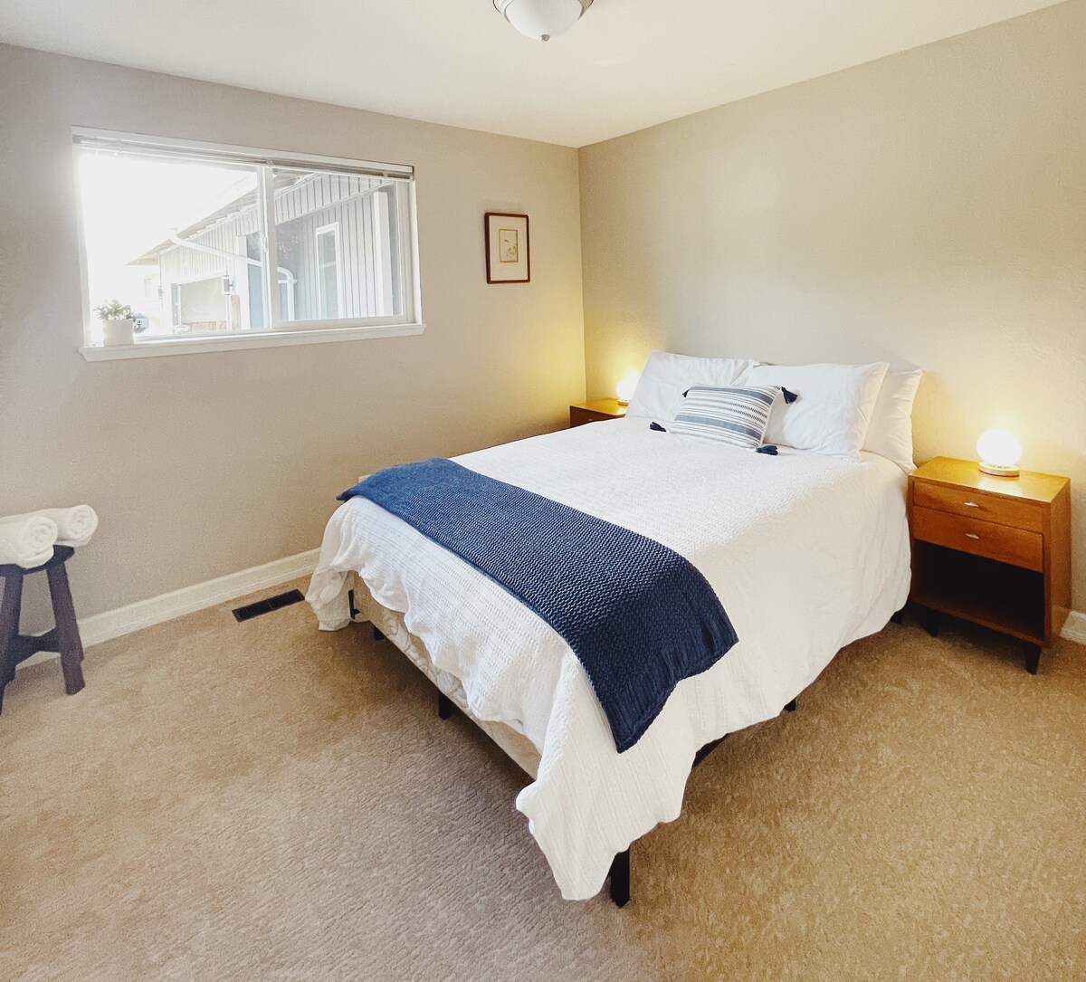 Queensize-Bett im dritten Schlafzimmer mit Nachttisch aus der Mitte des letzten Jahrhunderts mit Nachtlicht und original japanischen Holzblockdruck an den Wänden. 