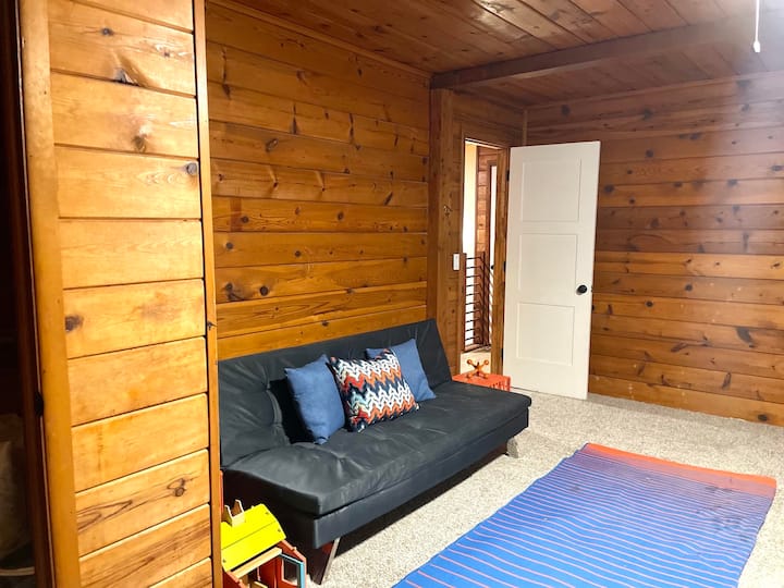 Spálňa 2 má futón a dve poschodové postele. Dno jednej z poschodových postelí je kráľovský matrac.