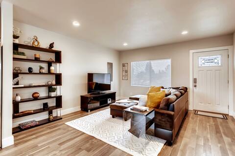 Gorgeous, Contemporary * 4BD, 2 Bath Home w/ AC!