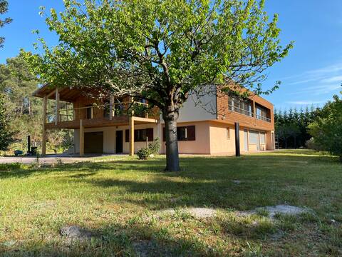 Family home, 8 bedrooms, heated pool.