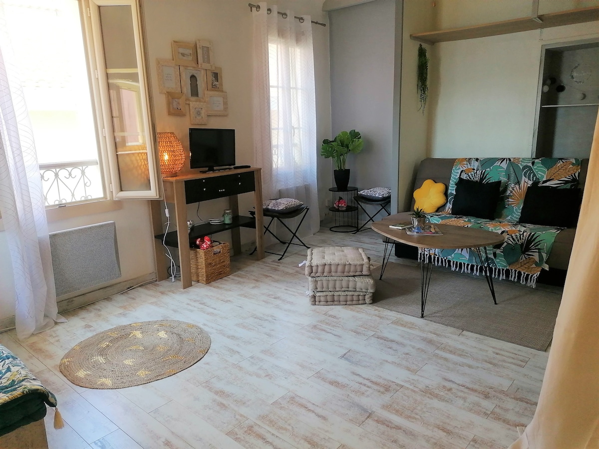 Dhomë ndenjjeje e bukur, divan krevat dhe gardërobë