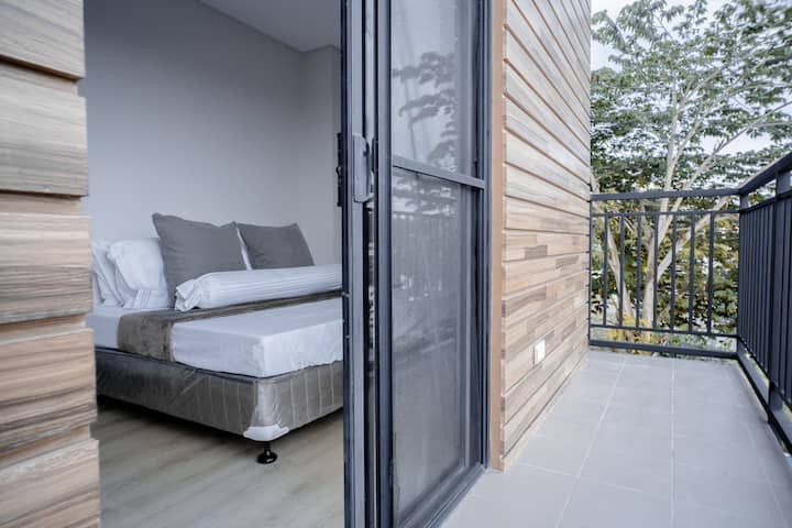 Спалня 2 - 1  двойно легло, 1 разтегателно легло и собствен балкон.

Капацитет: 2 плюс 1