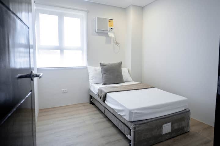 Спалня 6 - 1 двойно легло 

Капацитет: 2 нощувки