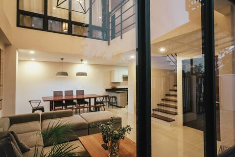 Modern 3-Storey, 6 Bedrooms, 500Mbps Fast Wi-Fi