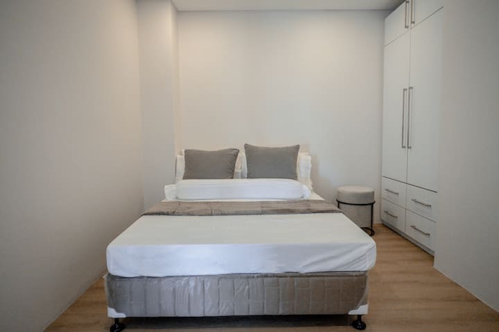 Спалня 5 - 1 пълноразмерно легло с вграден гардероб.

Капацитет: 2 нощувки