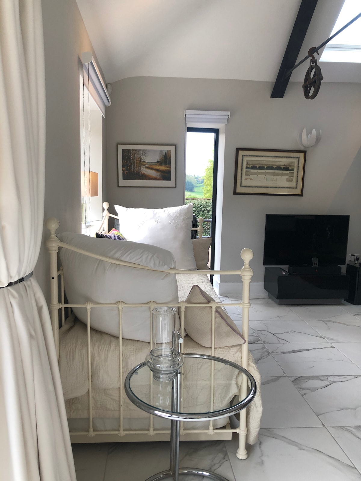 Top Airbnb: Spacious, level, luxury home with log burner in Berkshire
