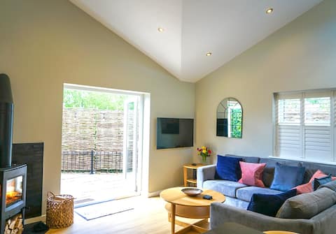 Popular Airbnb listing: Beautiful 2 bedroom single storey dwelling in Englishcombe