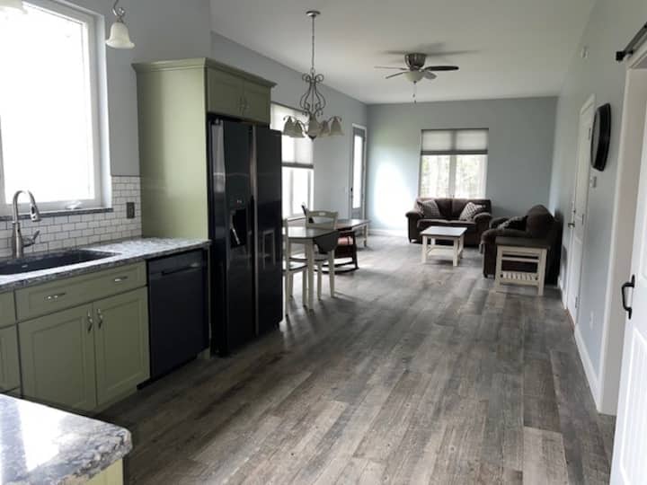 Modern 1 Bedroom, Private Entrance, Great Location Guest suites for