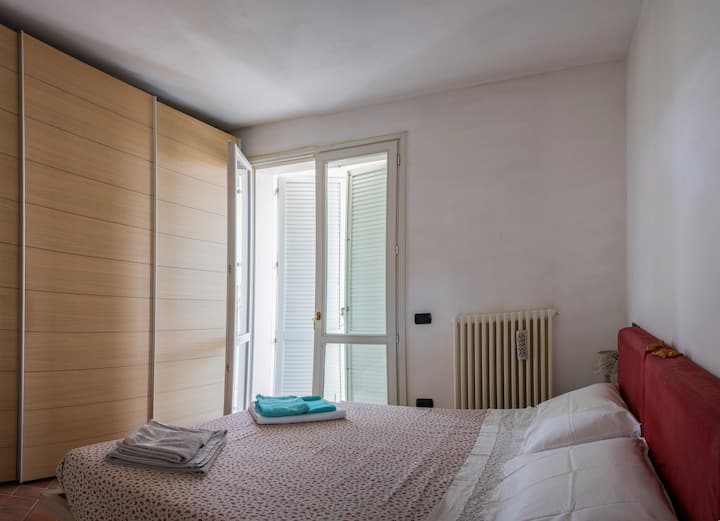 Camera da letto con armadio quattro stagioni e letto matrimoniale. Porta finestra che dà sul balcone (unico balcone collegato con il soggiorno.)