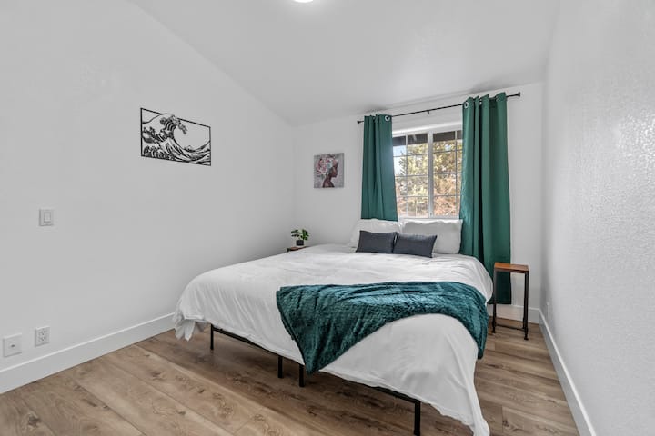 Groene slaapkamer, kingsize bed, volledige kast 