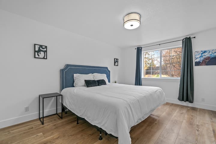 Hoofdslaapkamer, kingsize bed, inloopkast, eigen badkamer 