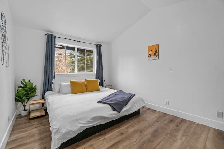 gele kamer, kingsize bed, inloopkast