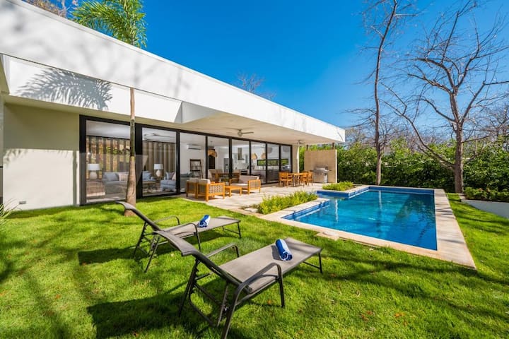 Brand-new private villa steps away from Tamarindo