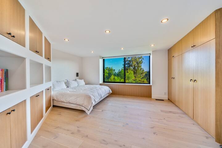 Modern 2 Bedroom Home with stunning views gallery image 3