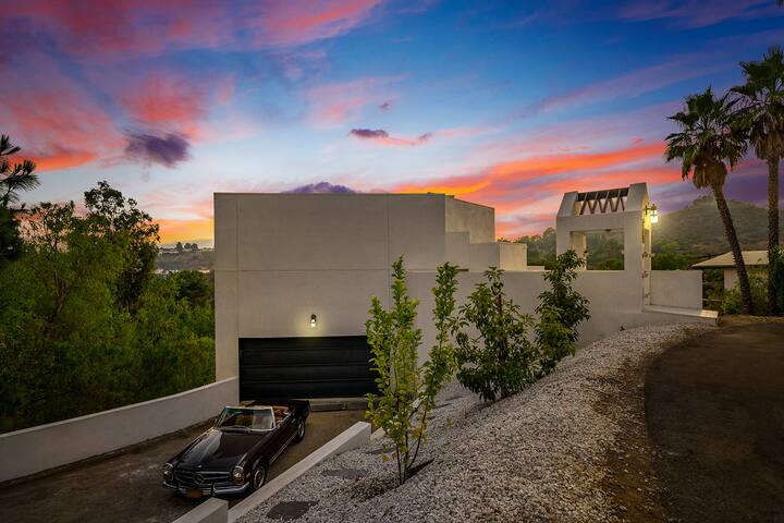 Modern 2 Bedroom Home with stunning views gallery image 2