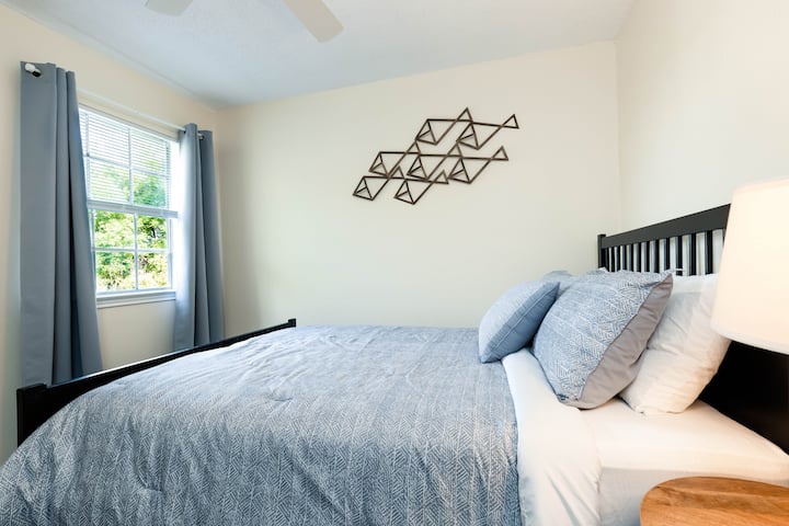 La vista desde este dormitorio es increíble. La puesta de sol sobre el lago es impresionante. 