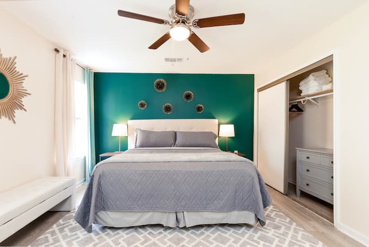 Dormitorio principal con cama tamaño king y sábanas suaves. Hay mucho espacio para guardar tus pertenencias. Vestidor y armario completo. 