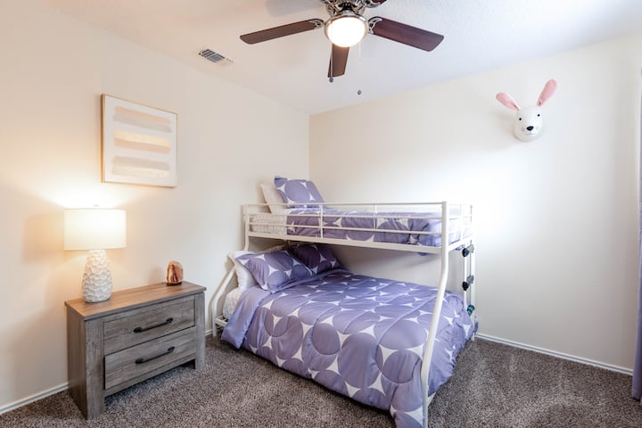 ¿A quién no le gusta una litera? Doble arriba y doble abajo. También agregamos una lámpara de sal por el ambiente para aquellos pequeños humanos que duermen en camas nuevas.