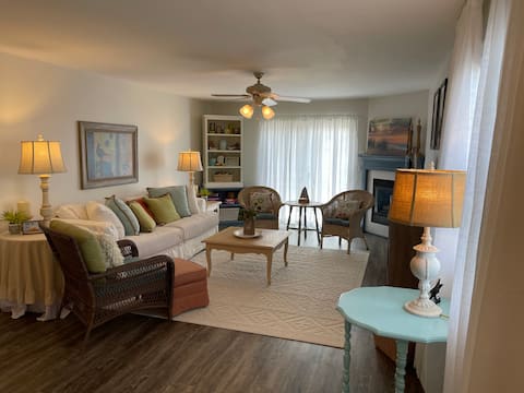 Cheerful, charming, super comfy 2BR 2Bath Condo