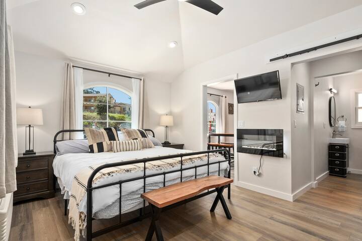 Coastal Retreat walking distance to Main Beach! gallery image 5