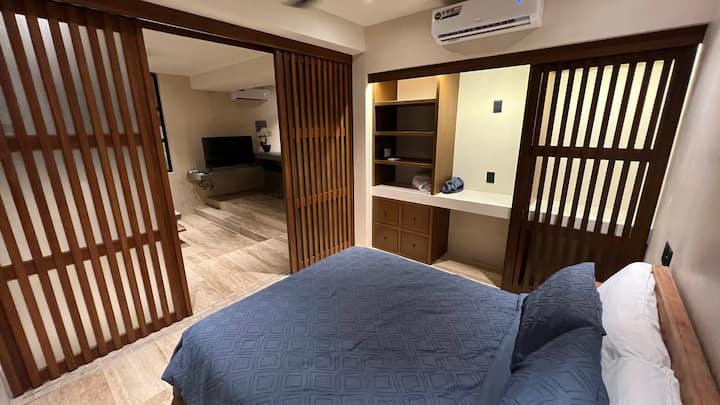 غرفة نوم بسرير كبير.