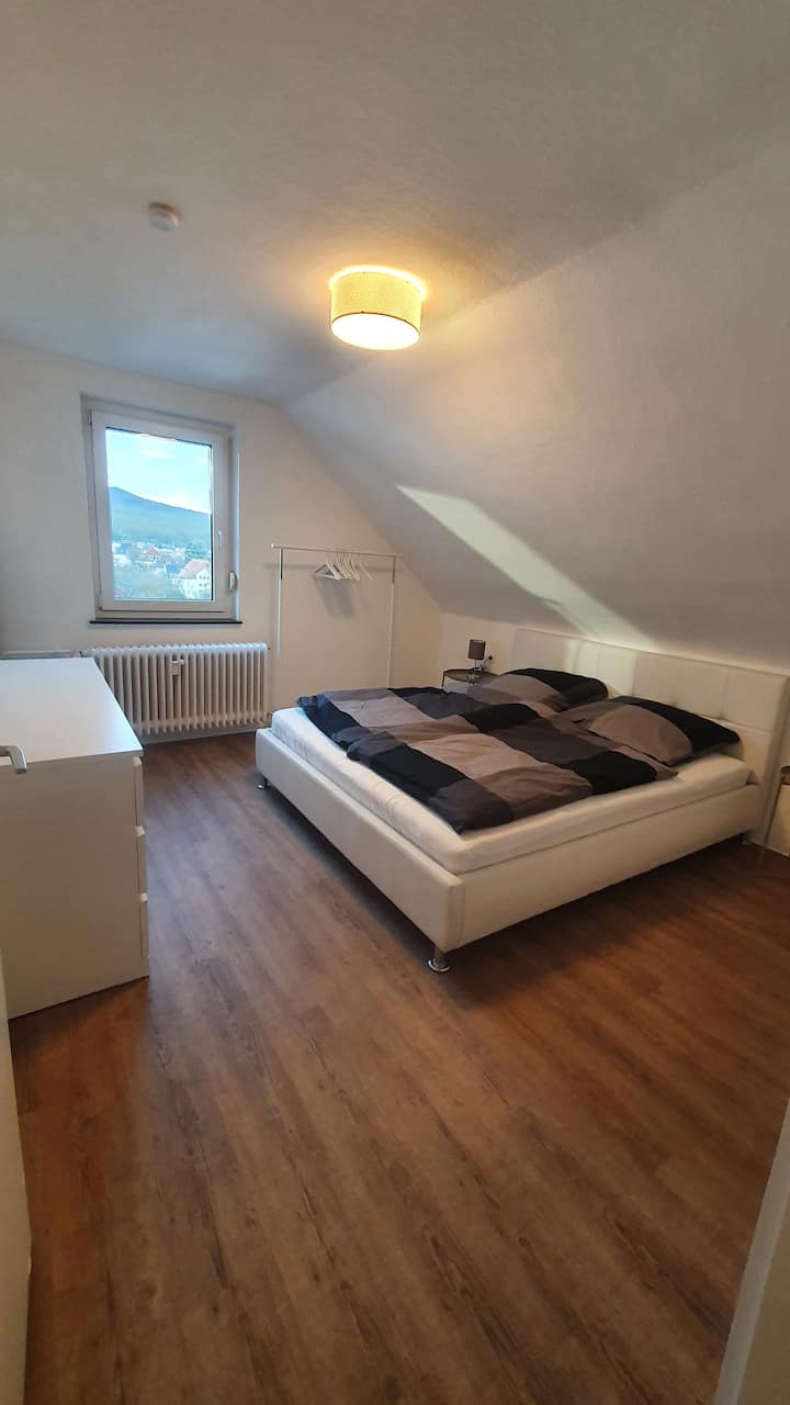 Dormitorio 1 con cama de 180x200, vestidor y perchero.