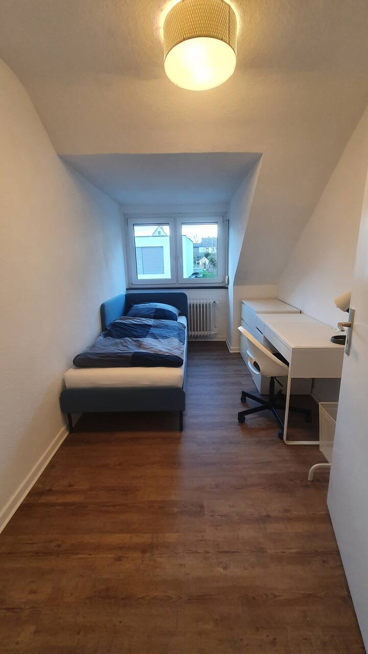 Dormitorio 2 con cama de 90x200, escritorio, cómoda y perchero.