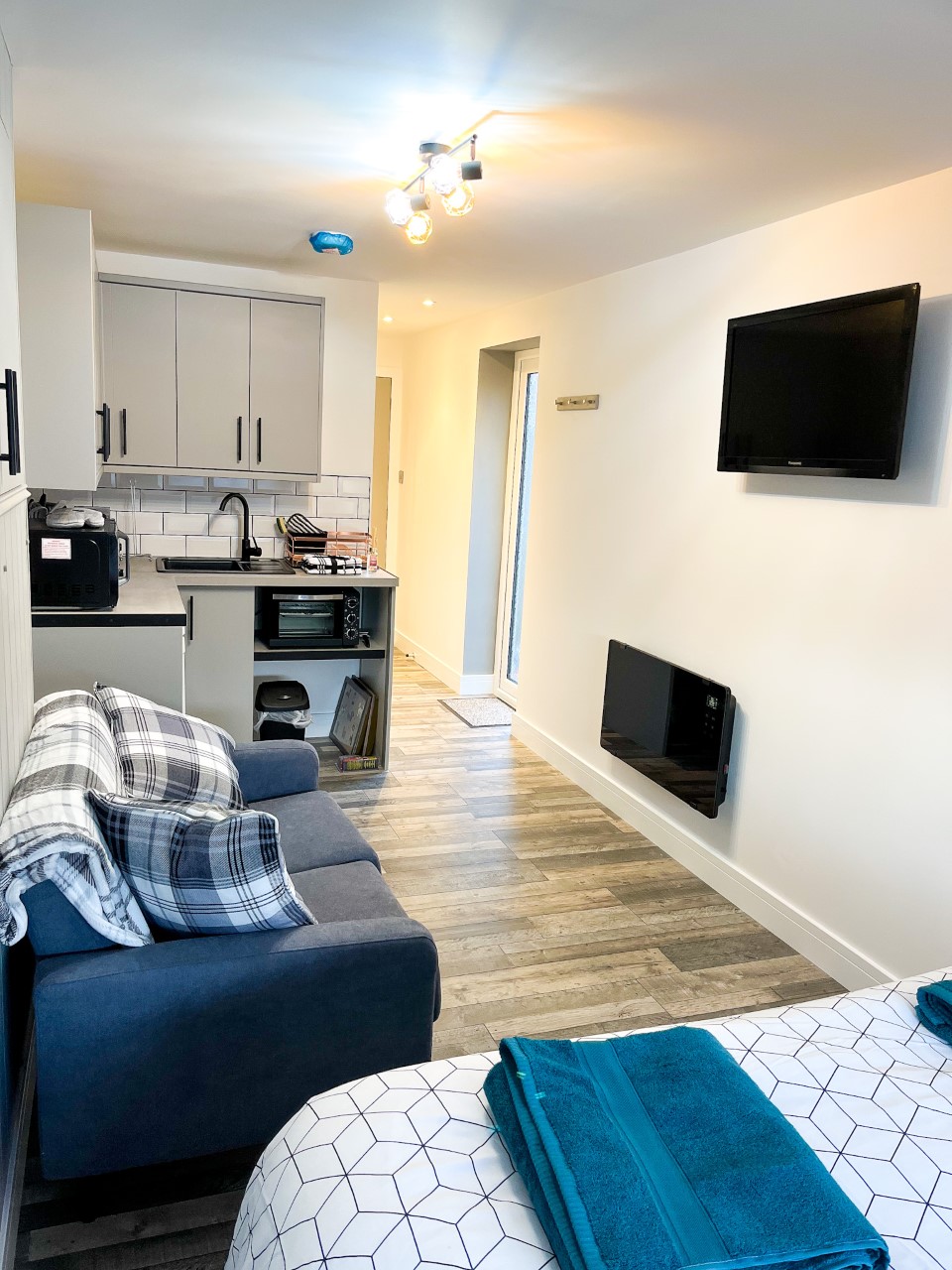 Top Airbnb: The Pitstop - Entire guest suite by the seaside. a Brixham