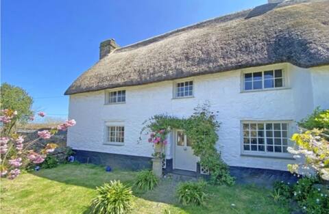 Luxury coastal path cottage in Cornwall