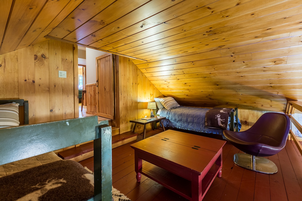 Ლოფტი გადაჰყურებს დენ 1-ს 2 ორადგილიანი საწოლით