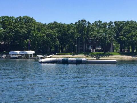 Family Getaway - Pontoon, Sandy Beach & More!