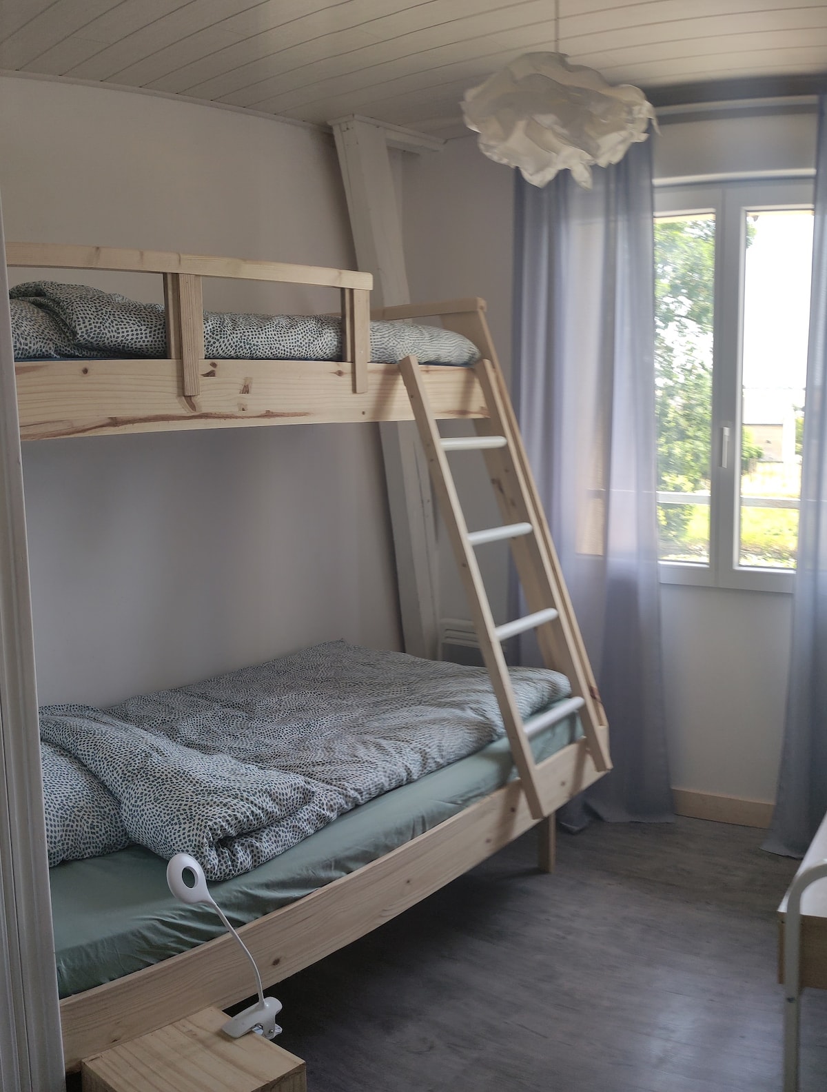 El segundo dormitorio está equipado con literas, que son de 80 cm y 120 cm de ancho, respectivamente.
Posibilidad de añadir una cama supletoria plegable de 90 cm de ancho.
