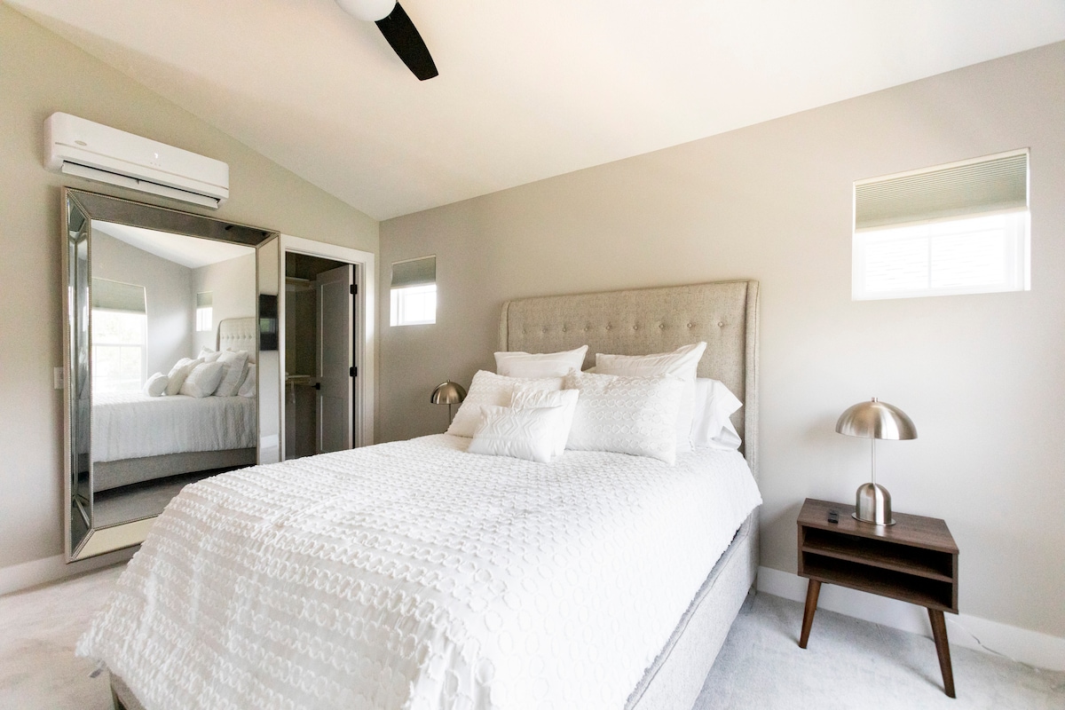 Luxe penthouse spavaća soba pričvršćena za hodanje u ormaru, zavjese za zamračivanje soba, TV od 55 inča, podovi s tepihom, nevjerojatan zrak / grijanje za ovu razinu, mekana posteljina, privatna kupaonica, ogroman pristup zrcalu pune dužine pristup privatnoj namještenoj terasi na krovu.  