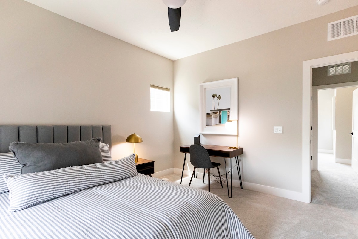 Luxe spavaća soba s ugradbenim ormarom, zavjesama za zamračivanje soba, TV od 55 inča, podovi s tepihom, radnim stolom i stolicom, mekom posteljinom, stropnim ventilatorom, privatnom kupaonicom.