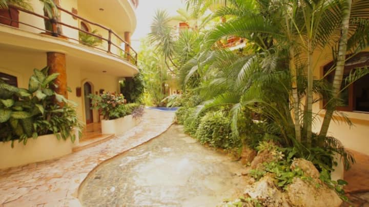 Condo 2 Br, 2 Ba, With Amazing Garden & Location - Playa del Carmen