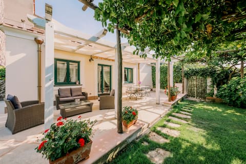 Top performing Airbnb: La residEnza1-Villa with garden in the historic center in Ravello