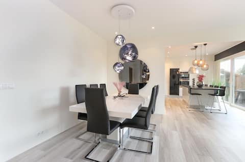 Modern house with hot tub & sauna, 15 min downtown